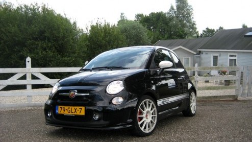 Een bommetje op wielen. Ze bestaan gelukkig echt! De Abarth 500 esseesse is er zo n. Signalement? Zeer brutaal gebekt, venijnig op de weg, weinig kilos en vliegensvlug met honderdzestig pk! Volg de