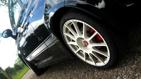 Een bommetje op wielen. Ze bestaan gelukkig echt! De Abarth 500 esseesse is er zo n. Signalement? Zeer brutaal gebekt, venijnig op de weg, weinig kilos en vliegensvlug met honderdzestig pk! Volg de