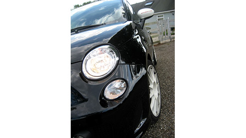 Een bommetje op wielen. Ze bestaan gelukkig echt! De Abarth 500 esseesse is er zo n. Signalement? Zeer brutaal gebekt, venijnig op de weg, weinig kilos en vliegensvlug met honderdzestig pk! Volg de