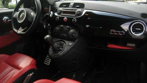Een bommetje op wielen. Ze bestaan gelukkig echt! De Abarth 500 esseesse is er zo n. Signalement? Zeer brutaal gebekt, venijnig op de weg, weinig kilos en vliegensvlug met honderdzestig pk! Volg de