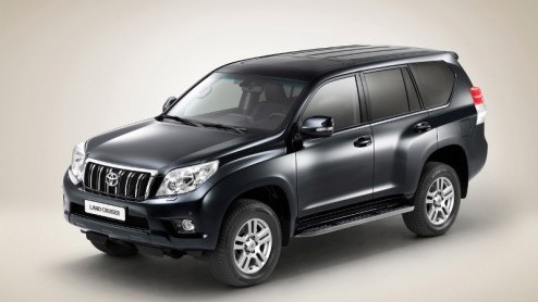 Toyota heeft eerder summier de vernieuwde versie van de Land Cruiser aangekondigd. Inmiddels mag het doek er af en laten de Japanners alle details los. Het werkpaard blijkt grondig opgewaardeerd.