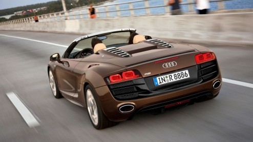 De kogel is door de kerk. Audi presenteert de R8 Spyder, voorzien van een lichte softtop en machtige V10 met 525 pk. Na het voorjaar arriveert dit pretnummer in ons land. Een prijskaartje is nog niet 