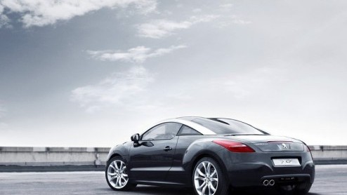 Om de introductie van de nieuwe Peugeot RCZ helemaal niet ongemerkt voorbij te laten gaan wordt er een speciale gelimiteerde serie aangeboden. Het gaat om slechts 200 wit-zwarte exemplaren voor heel E