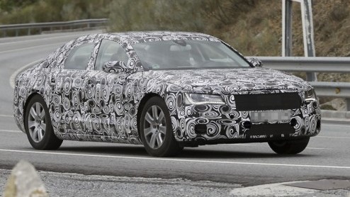 De koplampen verraden het direct: onder deze fantasierijke camouflage schuilt een nieuwe Audi. Het is de nieuwe generatie A8, want het huidige model is alweer zes jaar op de markt. De laatste maanden 