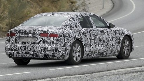 De koplampen verraden het direct: onder deze fantasierijke camouflage schuilt een nieuwe Audi. Het is de nieuwe generatie A8, want het huidige model is alweer zes jaar op de markt. De laatste maanden 