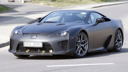 Lexus heeft alweer in 2005 op de Tokyo Motor Show hun sportieve LF-A concept gepresenteerd. Ook de roadsterversie heeft zich als studiemodel al laten zien. Gelukkig, het paradepaardje LF-A van Lexus i