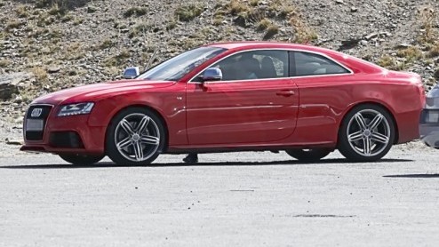 Het is een publiek geheim dat Audi ook de A5 omdoopt tot een begeerlijke RS5. Het prototype rijdt al aardig in vorm talloze testrondes, dit keer viel ons oog op een knalrood exemplaar.