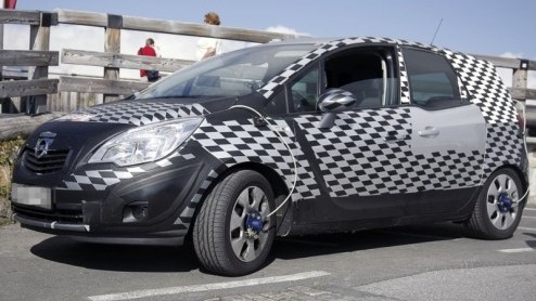 Hebbes. Dit is de nieuwe Opel Meriva van dichtbij. En inderdaad, de nieuwe compacte MPV krijgt de beloofde FlexDoors. In het voorjaar van 2010 gaat het doek er af.
