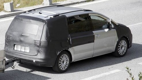 Het grote MPV-segment is eerlijk gezegd op zijn retour. We kunnen onze heil steeds meer compactere ruimtemodellen met slimme concepten vinden. Toch heeft Volkswagen hun grote ruimtewonder Sharan nog l