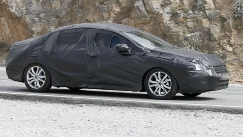 De nieuwe Peugeot 508 heeft zich lange tijd goed verborgen gehouden. En dat terwijl deze 407-opvolger volgend jaar al op de markt verschijnt. Opnieuw krijgt de Fransoos een grote mond, maar zal in zij