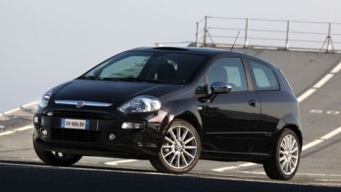 De gevolueerde Fiat Grande Punto arriveert eind november als Punto Evo bij de dealers. Het merk levert de Italiaan met een nieuw gezicht, vers interieur met nieuwe features en een nieuwe generatie Mu