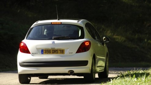 De prijs van de vooruitgang in luxe en veiligheid is gewicht. Zo kweken zelfs compacte autos als de Peugeot 207 flinke vetrolletjes. Die kun je maar het beste te lijf gaan met trekkracht. Als een tur