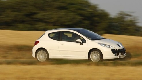 De prijs van de vooruitgang in luxe en veiligheid is gewicht. Zo kweken zelfs compacte autos als de Peugeot 207 flinke vetrolletjes. Die kun je maar het beste te lijf gaan met trekkracht. Als een tur