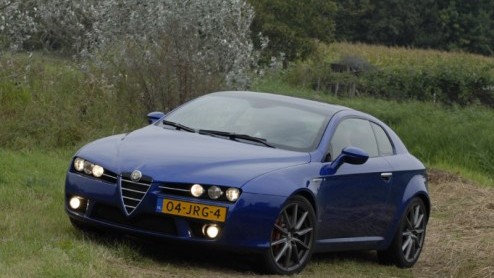 Italianen hebben iets met design en sportieve autos. De Brera daarentegen wist ons nooit echt te overtuigen als het op pure prestaties aan kwam. De Italiaanse schone kampt namelijk met een portie ove