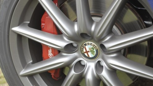 Italianen hebben iets met design en sportieve autos. De Brera daarentegen wist ons nooit echt te overtuigen als het op pure prestaties aan kwam. De Italiaanse schone kampt namelijk met een portie ove