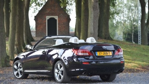 De huidige Lexus IS is al weer even van de partij, maar nu pas verschijnt een tweede modelvariant, de coup-cabriolet die tot IS 250C is gedoopt. Het model is een rechtstreekse concurrent voor onder m