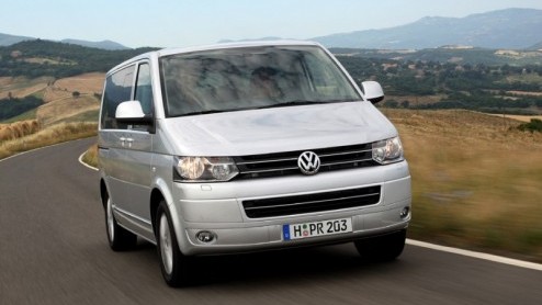 Na zes jaar en ruim n miljoen geproduceerde T5-exemplaren vond Volkswagen het hoog tijd om de Transporter te vernieuwen. Het betreft overigens een grondige facelift, geen volledig nieuw model. Een T