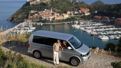 Na zes jaar en ruim n miljoen geproduceerde T5-exemplaren vond Volkswagen het hoog tijd om de Transporter te vernieuwen. Het betreft overigens een grondige facelift, geen volledig nieuw model. Een T