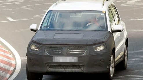 Of het nou al nodig is of niet, ook de Volkswagen Tiguan kan gaan rekenen op een ander neusje. Twee jaar na zijn introductie hebben de designers iets anders in het vat en inmiddels rijdt de vernieuwde