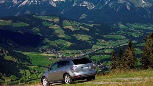 Mazdas vernieuwde CX-7 is Europeser dan ooit. Terwijl de eerste generatie met benzinedrinkende turbomotor vooral de Amerikanen wist te bekoren, wordt de facelift van de Japanner kracht bij gezet met