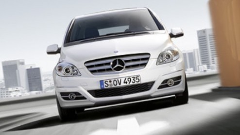 Mercedes-Benz vindt dat ruimte en sportiviteit best samen kunnen. Daarom wordt het sportpakket op de B-Klasse nog eens extra scherp (aan)geprijsd. Tegen inlevering van 995 euro is de 'B' rondom en ook