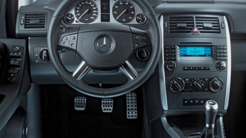 Mercedes-Benz vindt dat ruimte en sportiviteit best samen kunnen. Daarom wordt het sportpakket op de B-Klasse nog eens extra scherp (aan)geprijsd. Tegen inlevering van 995 euro is de 'B' rondom en ook