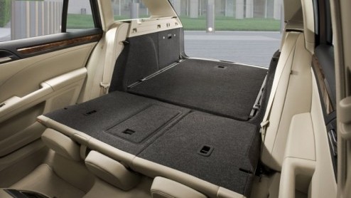De Skoda Superb is een graag geziene gast in taxikringen. De bewegingsvrijheid in het binnenste en de bagagecapaciteit zijn fenomenaal. De ruimte op de achterbank doet niet onder voor een verlengde BM