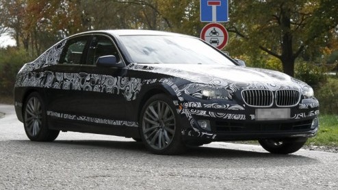 De nieuwe BMW 5-serie laat zich weer zien. Dit keer is het prototype vergaand ontdaan van zijn camouflagepak, wat ons de gelegenheid biedt de nieuwe 5-serie - voorafgaand aan de officile introductie 