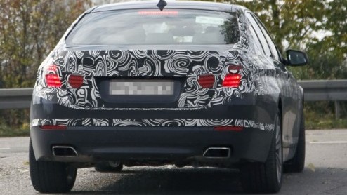 De nieuwe BMW 5-serie laat zich weer zien. Dit keer is het prototype vergaand ontdaan van zijn camouflagepak, wat ons de gelegenheid biedt de nieuwe 5-serie - voorafgaand aan de officile introductie 