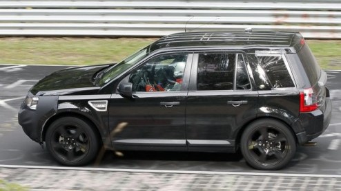 Dat Land Rover aan een nieuw compact model werkt staat vast. Alleen mogen we nog niet weten hoe deze LRX er echt uit gaat zien. De Britten maken daarom gebruik van een ingekorte Freelander om nog ev