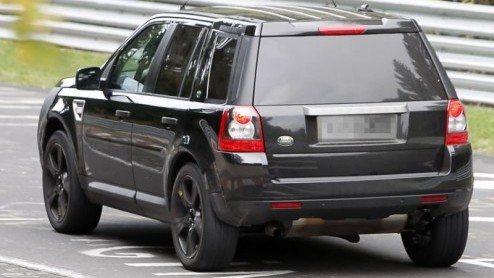 Dat Land Rover aan een nieuw compact model werkt staat vast. Alleen mogen we nog niet weten hoe deze LRX er echt uit gaat zien. De Britten maken daarom gebruik van een ingekorte Freelander om nog ev