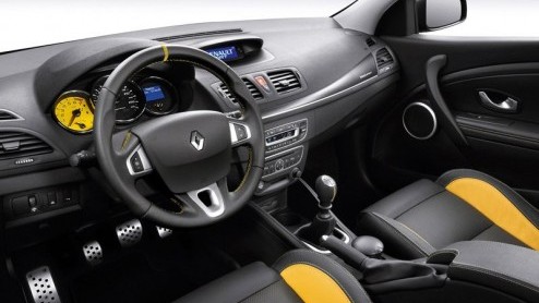 Het pk-spektakel in de compacte middenklasse heeft er weer een hot hatch bij: de Renault Megane RS. Deze staat nog dit jaar in de showroom en koppelt 250 turbopaarden en sportiviteit aan een vanafprij