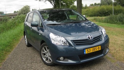 Zoek je bij Toyota een ruime gezinsauto, dan ben je aangewezen op de Avensis Wagon of de MPV Verso. De Verso werd in zijn vroege jaren aangeduid als Corolla Verso, maar omdat de Japanners de Yaris Ver