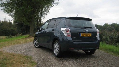 Zoek je bij Toyota een ruime gezinsauto, dan ben je aangewezen op de Avensis Wagon of de MPV Verso. De Verso werd in zijn vroege jaren aangeduid als Corolla Verso, maar omdat de Japanners de Yaris Ver