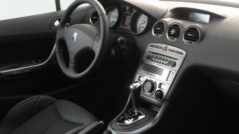 Peugeot wijzigt nog voor het einde van dit jaar het leveringsprogramma van de 308. Naast een nieuwe uitvoering 308 Signature worden ook enkele uitrustingswijzigingen doorgevoerd en twee actiepakketten