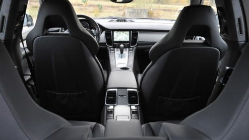 Een 911 is een echte Porsche, maar de vraag is of andere modellen ook deze merknaam verdienen? Discussie ontstond er bij de lancering van de Cayenne en nu lijkt de nieuwe Panamera eenzelfde weg te bew