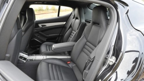 Een 911 is een echte Porsche, maar de vraag is of andere modellen ook deze merknaam verdienen? Discussie ontstond er bij de lancering van de Cayenne en nu lijkt de nieuwe Panamera eenzelfde weg te bew