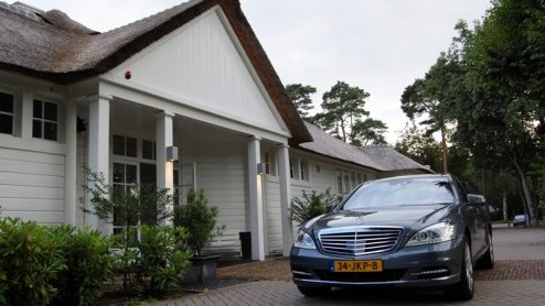 In een tijd dat het allemaal wat minder mag/moet, staan de topmanagers, captains of industry en directieleden flink onder druk. Ze schakelen noodgedwongen over op plan B, en stellen zich het realisere