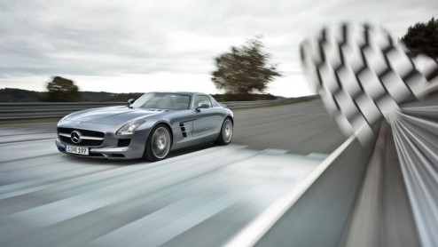 De nieuwe supersportwagen SLS AMG van Mercedes-Benz is vanaf nu te bestellen. Met een vanafprijskaartje van 242.976 euro blijft het uiteraard een fraai stuk techniek voor de happy few, helemaal omdat