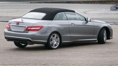 Met de komst van de open varianten van de Lexus IS en Infiniti G37 houdt Mercedes-Benz de gemoederen graag warm door de aankomende E-Klasse Cabriolet nog even op de openbare weg fijn te slijpen. De mi