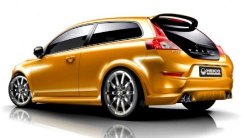 Nee dit is niet de nieuwe Volvo C30R. Deze oranjekleurige sportieve uitdossing komt van Heico, die de vernieuwde C30 eens even van vlot trainingspak heeft voorzien. Ook onder de motorkap gebeurde het 