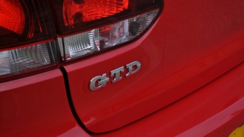 Volkswagen presenteerde in 1976 de eerste Golf GTI. Vanaf de beginjaren al een doorslaand succes. Dat bracht de fabrikant in 1982 op het idee zon zelfde kunstje te flikken, alleen dan met een pittige