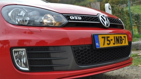 Volkswagen presenteerde in 1976 de eerste Golf GTI. Vanaf de beginjaren al een doorslaand succes. Dat bracht de fabrikant in 1982 op het idee zon zelfde kunstje te flikken, alleen dan met een pittige