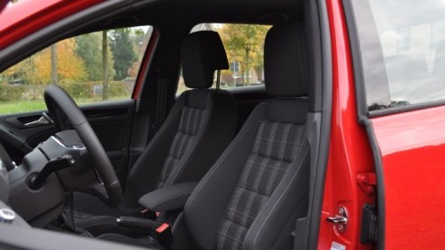 Volkswagen presenteerde in 1976 de eerste Golf GTI. Vanaf de beginjaren al een doorslaand succes. Dat bracht de fabrikant in 1982 op het idee zon zelfde kunstje te flikken, alleen dan met een pittige