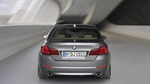 Het wachten werd beloond. Zojuist heeft BMW de nieuwe BMW 5-serie sedan onthuld. De sportieve zakensedan - waarvan er inmiddels 5.5 miljoen zijn geproduceerd - zet als zesde generatie in op nog meer s