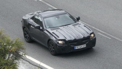 De nieuwe Mercedes-Benz SLK in vermomming reed langs de lens van onze spionagefotograaf, ruim twee jaar voor zijn onthulling. Ook deze derde variant krijgt een inklapbare hardtop, maar rekent wel af m