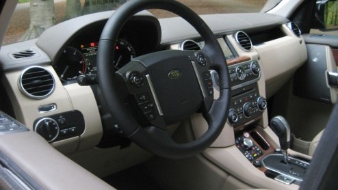 Golden retrievers, een bosrijke omgeving, paardentrailers en vrijbuiters, het zijn de voor de hand liggende elementen die onlosmakelijk worden verbonden met de Land Rover Discovery. De Britten hebben