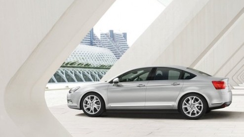 Citron heeft zich inmiddels klaargestoomd voor nieuwe motoren in de C5. Het zijn de 1.6 THP en 2.0 HDiF diesel met 163 pk. Geheel volgens de trend zijn het staaltjes downsizing die ondanks een lage
