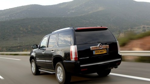 In de ogen van Amerikanen zijn Range Rovers, BMW X5-en en Mercedessen van de M-klasse middenklasse SUVs. Van een  full size SUV spreken ze pas bij de Cadillac Escalade, waarvan zojuist een nieuwe g