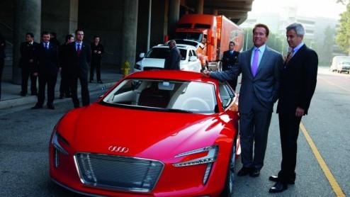 Als gouverneur van de staat Californi kan een bezoekje door Arnold Schwarzenegger aan de Los Angeles Motor Show niet uitblijven. De gespierde Hummerbezitter kreeg lucht van de spectaculaire en 'ecovr
